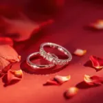 حلقه‌های ازدواج همراه با گل و پشت زمینه قرمز