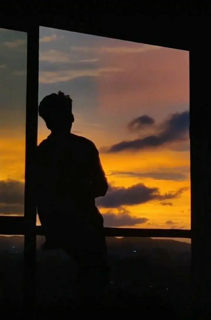 مردی غمگین خیره به افق