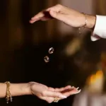 مرد و زنی همراه با حلقه‌های ازدواج